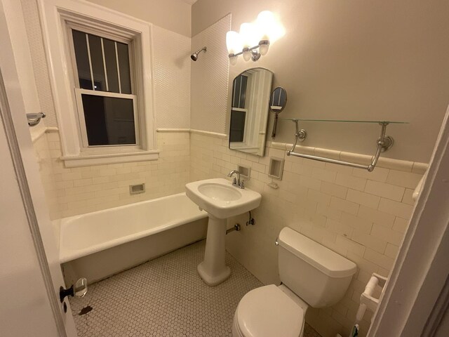 6257 N Sheridan Rd Unit 39, Chicago, IL 60660 - full bath featuring a bathtub, tile walls, wainscoting, and tile patterned floors