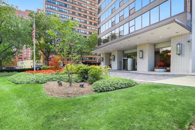 3150 N Lake Shore Dr Unit 8E, Chicago, IL 60657 - view of property's community featuring a yard