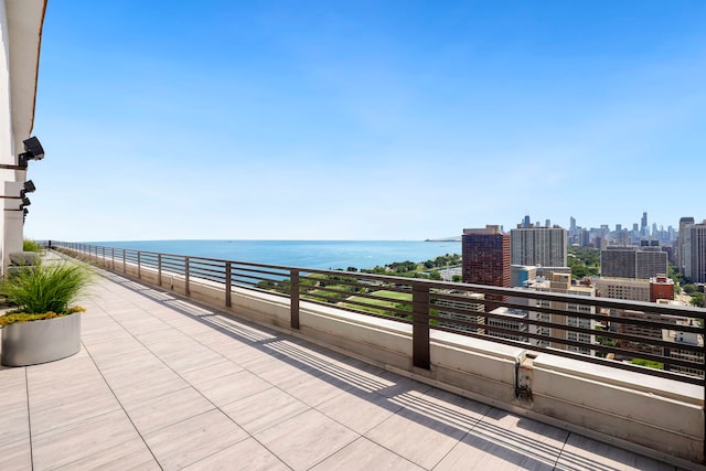 3150 N Lake Shore Dr Unit 8E, Chicago, IL 60657 - patio / terrace featuring a skyline view and a water view