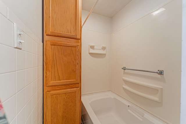102 S Oak St, Arrowsmith, IL 61722 - bathroom featuring washtub / shower combination