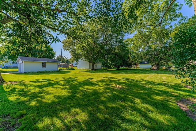 102 S Oak St, Arrowsmith, IL 61722 - view of grassy yard featuring an outdoor structure