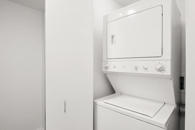 400 N Lasalle Dr Unit 2007, Chicago, IL 60654 - laundry area featuring stacked washer / dryer