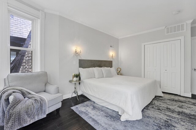 435 W Roslyn Pl Unit 2E, Chicago, IL 60614 - bedroom with wood finished floors and crown molding