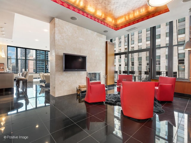 333 W Hubbard St Unit 1006, Chicago, IL 60654 - lobby with expansive windows and recessed lighting