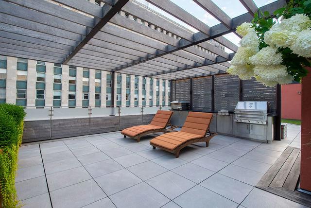 333 W Hubbard St Unit 1006, Chicago, IL 60654 - view of patio with a pergola and an outdoor kitchen