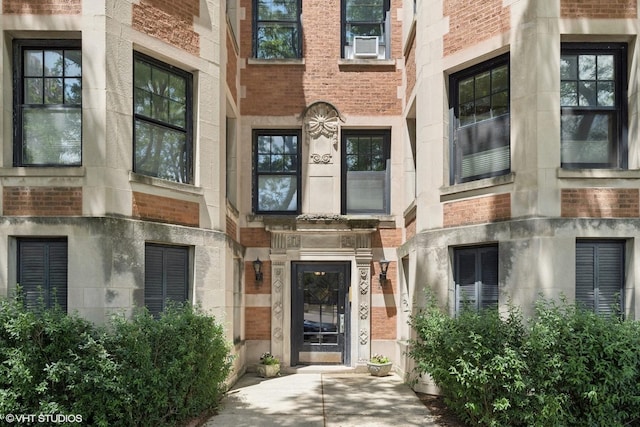622 W Waveland Ave Unit 2W, Chicago, IL 60613 - doorway to property featuring brick siding and stone siding