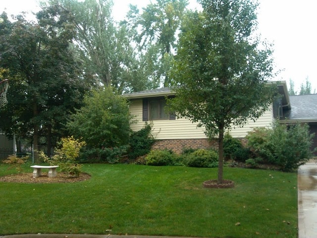 702 Auburn Cir, Schaumburg, IL 60193 - view of property exterior with a yard