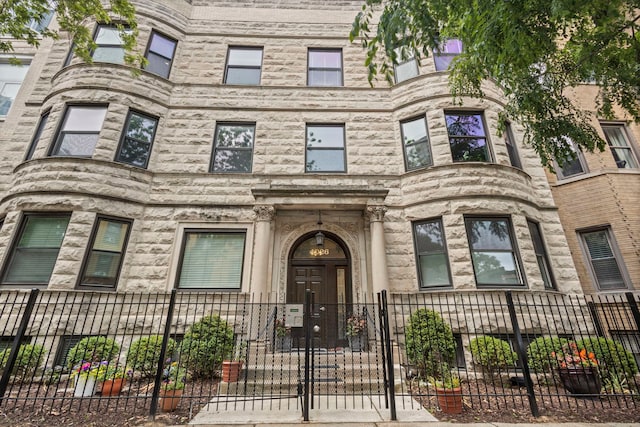 4026 N Clarendon Ave Unit 2N, Chicago, IL 60613 - view of front of home featuring a fenced front yard