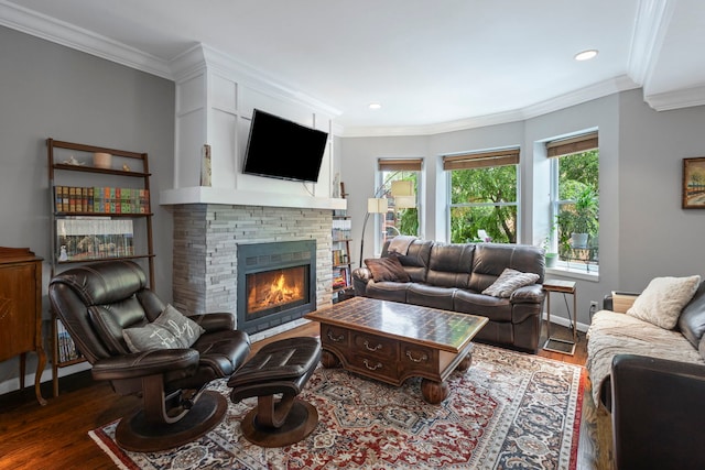 4026 N Clarendon Ave Unit 2N, Chicago, IL 60613 - living room featuring wood finished floors, crown molding, a fireplace, and recessed lighting