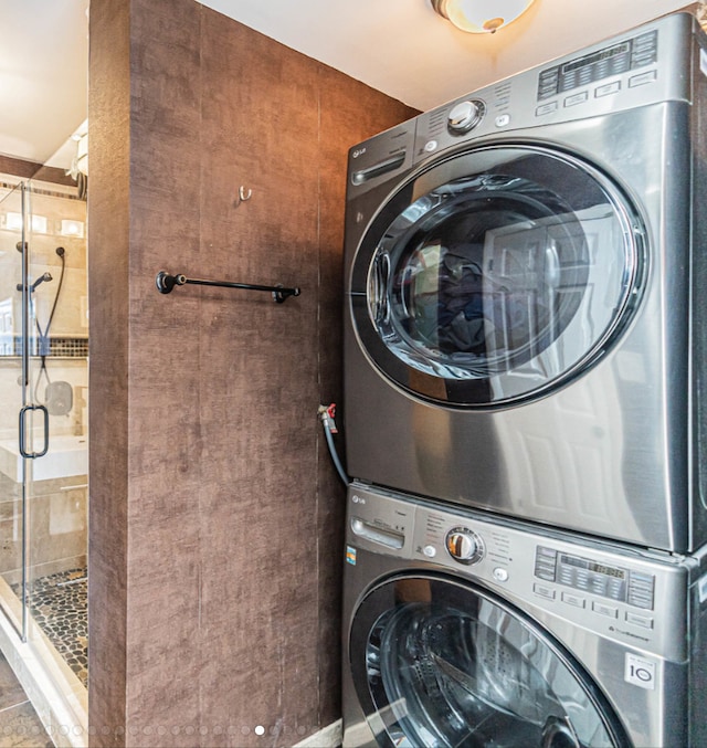 4026 N Clarendon Ave Unit 2N, Chicago, IL 60613 - laundry area featuring stacked washing machine and dryer