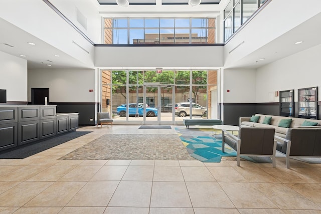 950 W Monroe St Unit 808, Chicago, IL 60607 - common area with a high ceiling and recessed lighting