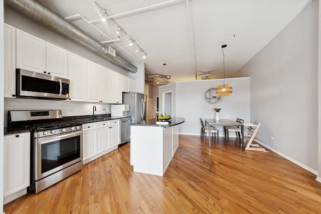 950 W Monroe St Unit 808, Chicago, IL 60607 - kitchen with stainless steel appliances, white cabinetry, decorative backsplash, and light wood-type flooring