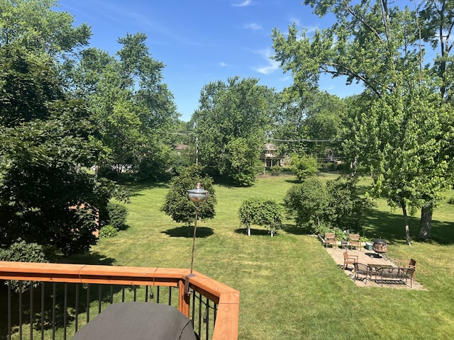 980 Hillcrest Blvd, Hoffman Estates, IL 60169 - view of green lawn with a patio