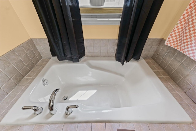 402 Wesley Ave, Savoy, IL 61874 - full bath featuring a whirlpool tub
