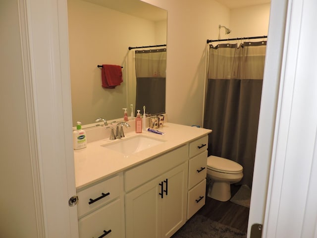 516 Wolverine Dr, Aurora, IL 60502 - bathroom featuring vanity, a shower with curtain, and wood finished floors