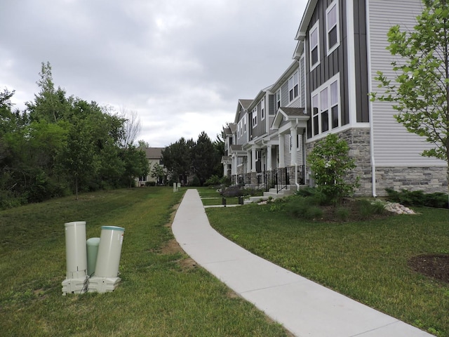 516 Wolverine Dr, Aurora, IL 60502 - view of property's community featuring a lawn
