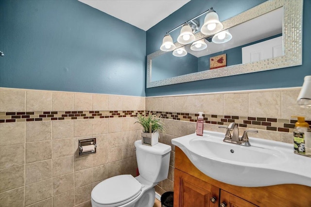 724 Colorado Ct Unit 724, Carol Stream, IL 60188 - bathroom with vanity, a chandelier, wainscoting, and tile walls
