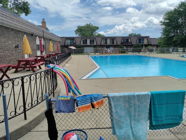 19 Cour Saint Tropez Ct Unit 19, Palos Hills, IL 60465 - community pool featuring a patio area