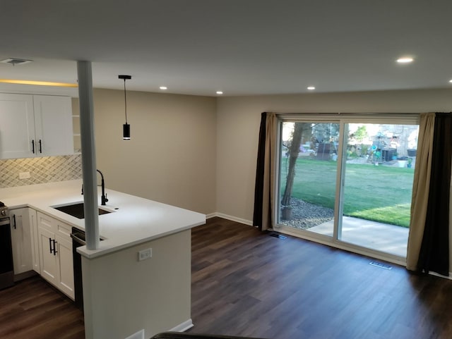 19 Cour Saint Tropez Ct Unit 19, Palos Hills, IL 60465 - kitchen with dark wood-style floors, a peninsula, recessed lighting, tasteful backsplash, and white cabinets
