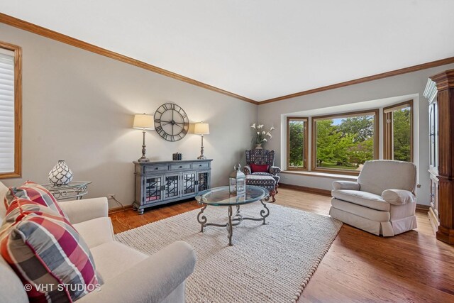 3104 Royal Fox Dr, Saint Charles, IL 60174 - living room featuring wood finished floors, ornamental molding, and vaulted ceiling