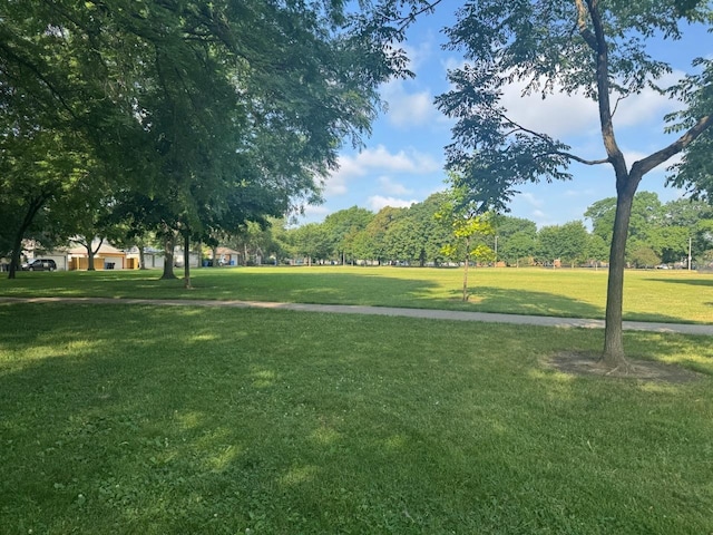 7438 N Hermitage Ave Unit 1E, Chicago, IL 60626 - surrounding community featuring a lawn