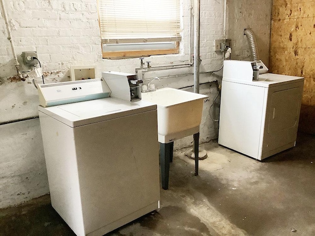 8008-8010 S Honore St, Chicago, IL 60620 - laundry area featuring washing machine and dryer