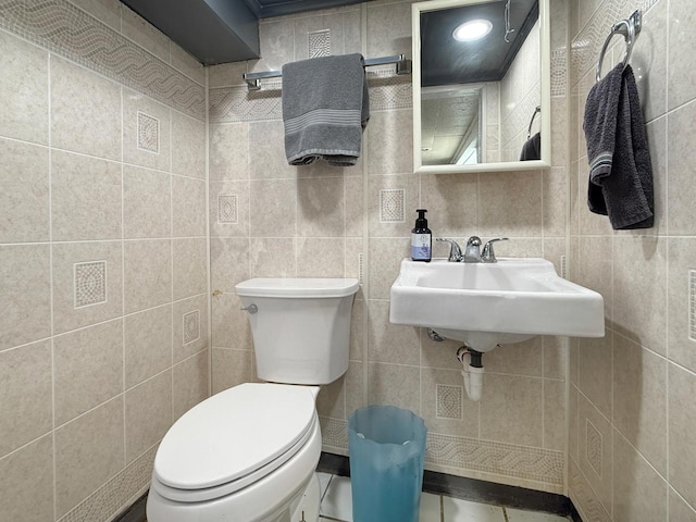 1140 S Harvey Ave, Oak Park, IL 60304 - half bathroom with tile walls