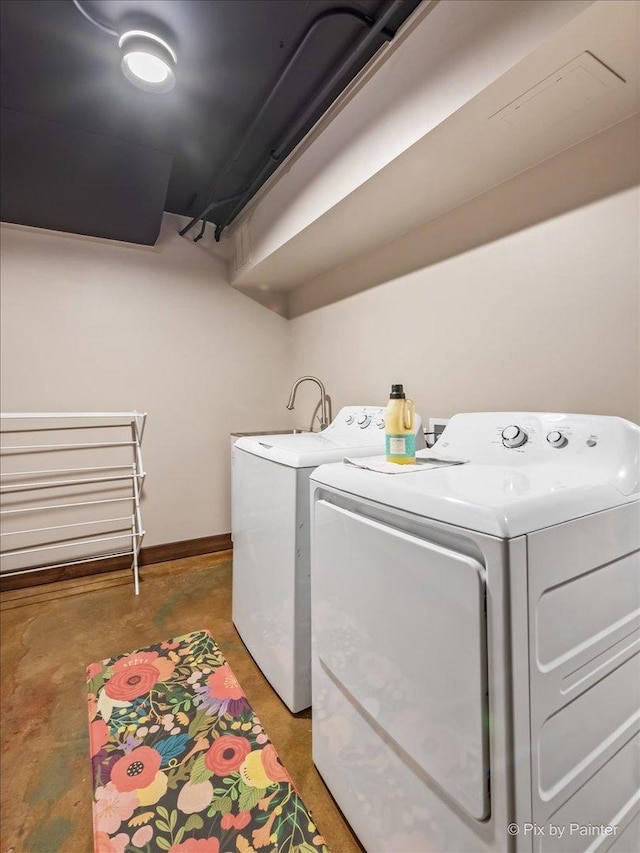 558 W Downer Pl, Aurora, IL 60506 - laundry room with independent washer and dryer and baseboards