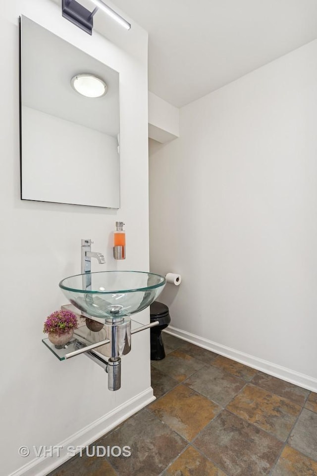 331 S Peoria St Unit Ph6, Chicago, IL 60607 - bathroom featuring stone tile floors and baseboards