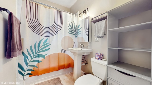 3253 W Leland Ave Unit 2, Chicago, IL 60625 - full bath featuring tile patterned floors and shower / bath combo with shower curtain