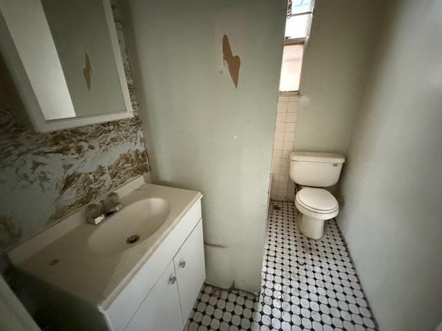 4904 W 31st St, Cicero, IL 60804 - bathroom featuring vanity, tile walls, and tile patterned flooring