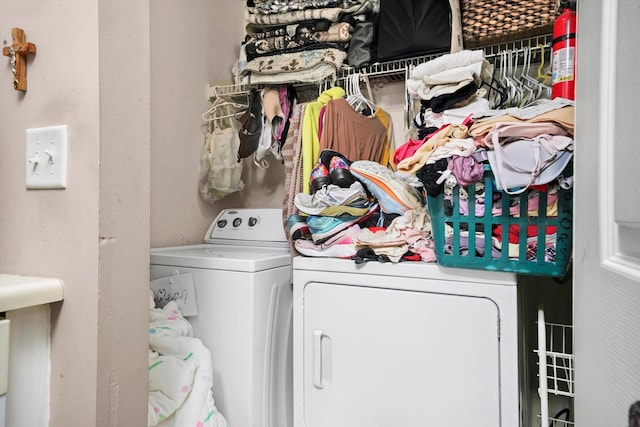 240 Crestview Dr Unit B, Wauconda, IL 60084 - laundry area featuring washer and clothes dryer
