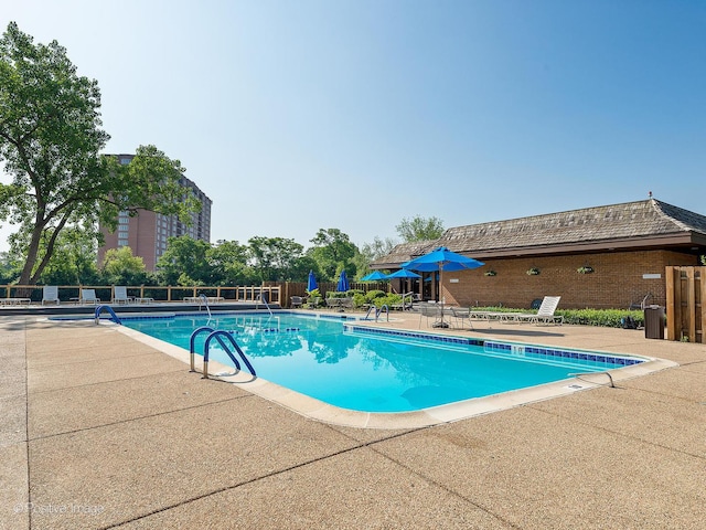 1401 Burr Oak Rd Unit 312B, Hinsdale, IL 60521 - community pool with a patio