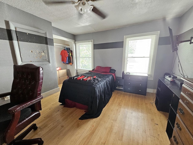 320 Congress St, Ottawa, IL 61350 - bedroom with light wood-style floors, a textured ceiling, and a ceiling fan