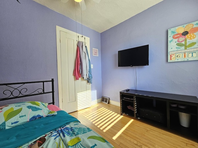 320 Congress St, Ottawa, IL 61350 - bedroom featuring wood finished floors, a textured ceiling, and a textured wall