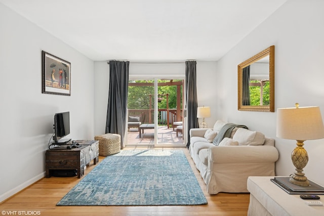 731 N Patton Ave, Arlington Heights, IL 60004 - living area featuring light wood-style flooring and baseboards