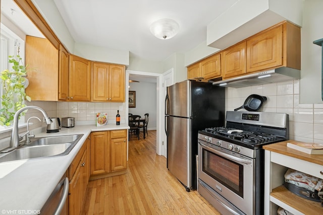 731 N Patton Ave, Arlington Heights, IL 60004 - kitchen featuring stainless steel appliances, under cabinet range hood, light wood finished floors, decorative backsplash, and light countertops