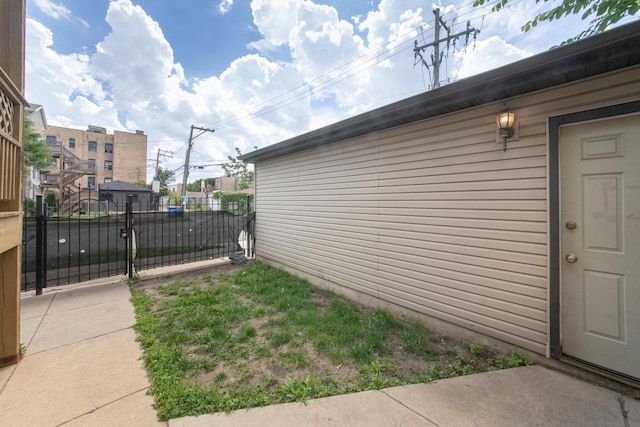 2901 W Washington Blvd Unit 2, Chicago, IL 60612 - view of yard featuring a gate
