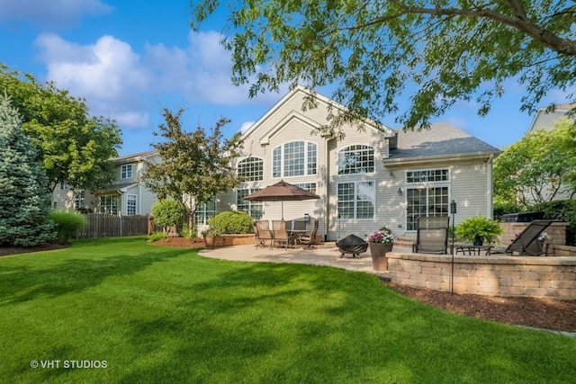 424 Bluegrass Ln, Geneva, IL 60134 - rear view of house with a patio