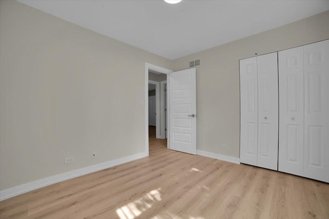 712 Stacie Ct, Naperville, IL 60563 - unfurnished bedroom featuring light wood-style flooring and a closet