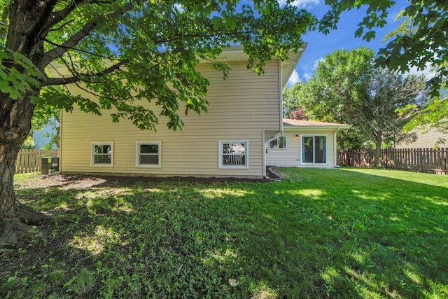 712 Stacie Ct, Naperville, IL 60563 - rear view of house featuring a fenced backyard