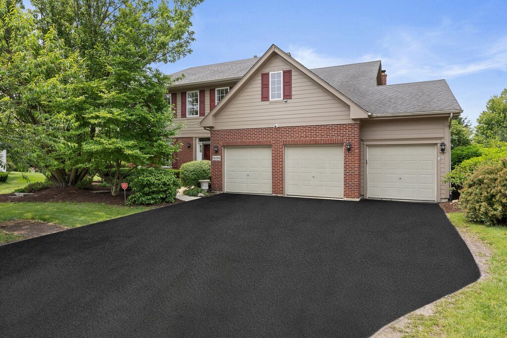 16266 W Mohawk Ct, Lockport, IL 60441 - photo 1