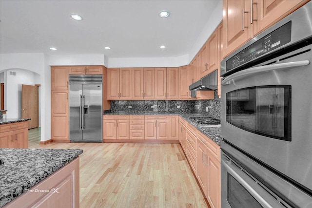 3550 E Ari Dr, Glenview, IL 60025 - kitchen with stainless steel appliances, under cabinet range hood, light wood-style floors, backsplash, and recessed lighting