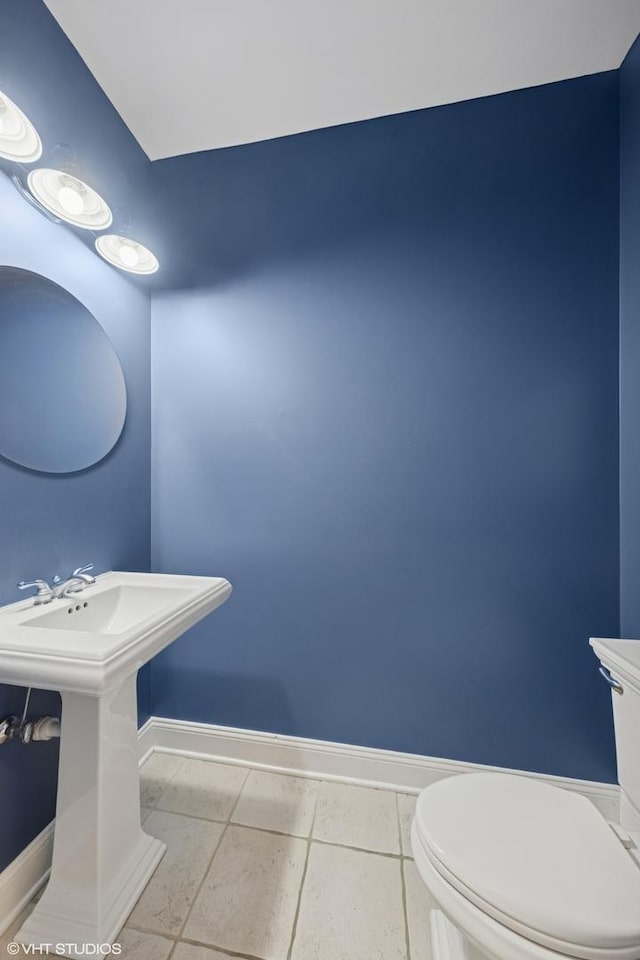 1000 S Madison Ave, La Grange, IL 60525 - bathroom with baseboards