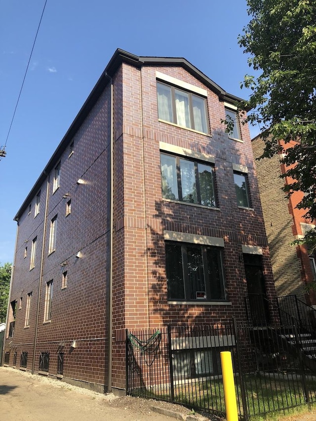 1017 S Claremont Ave, Chicago, IL 60612 - view of property with a fenced front yard