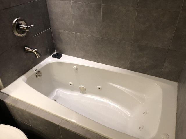 1000 W Washington Blvd Unit 320, Chicago, IL 60607 - bathroom featuring a jetted tub and toilet