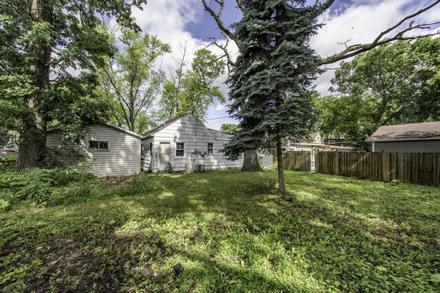 221 Kenwood Dr, Round Lake Park, IL 60073 - view of yard