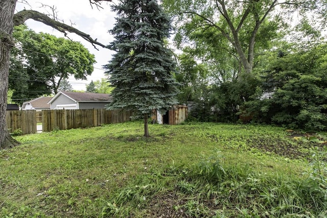221 Kenwood Dr, Round Lake Park, IL 60073 - view of yard with a shed