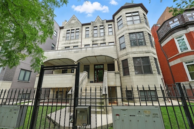 4105 S Drexel Blvd Unit 1N, Chicago, IL 60653 - view of property with a fenced front yard