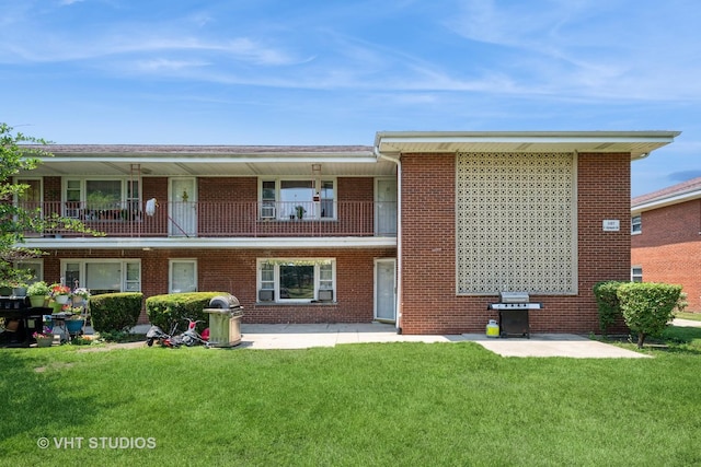 1107 E Algonquin Rd Unit 19, Arlington Heights, IL 60005 - view of front facade with a front yard, brick siding, and a patio area
